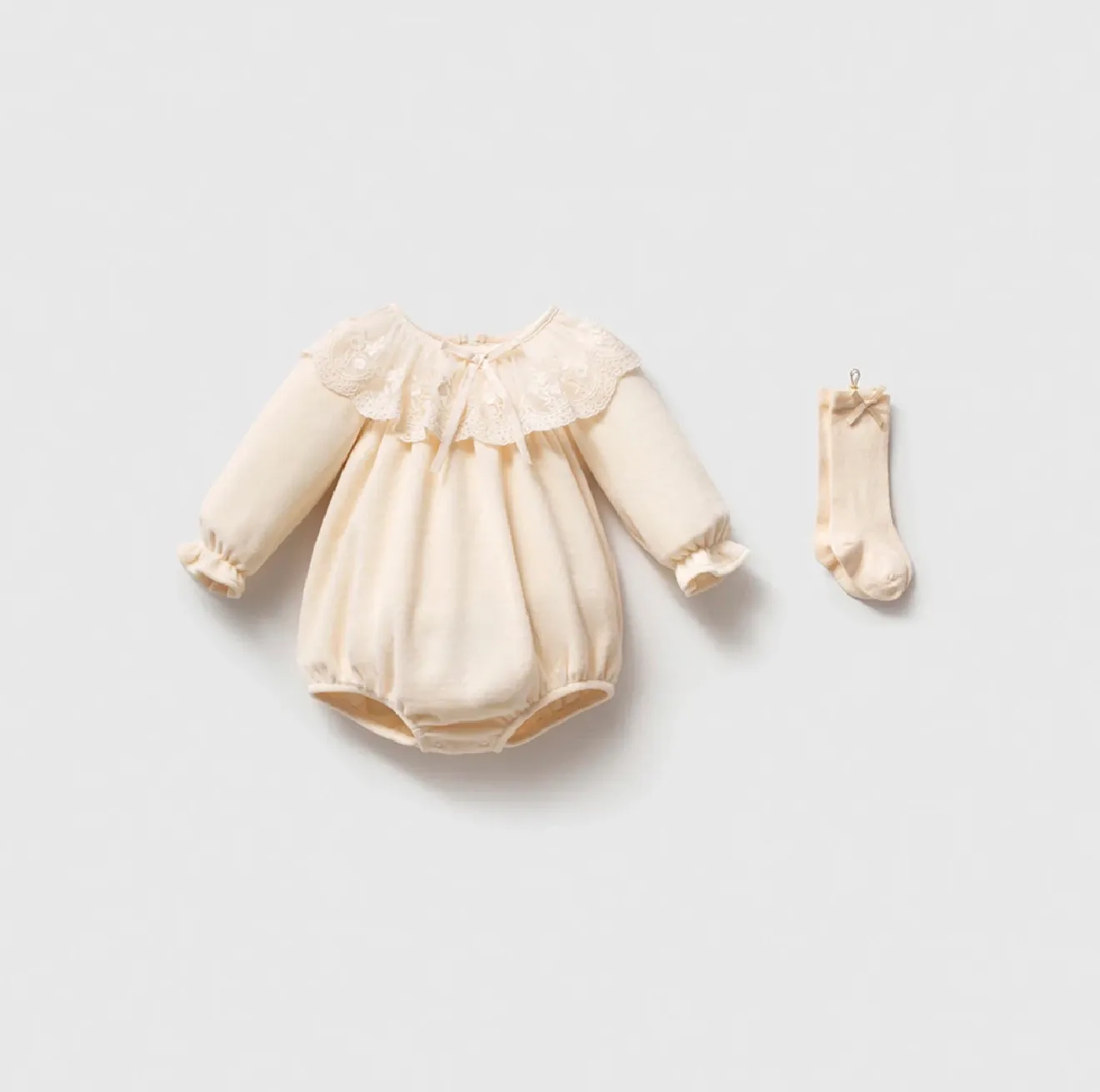 Creamy velvet romper with pouches