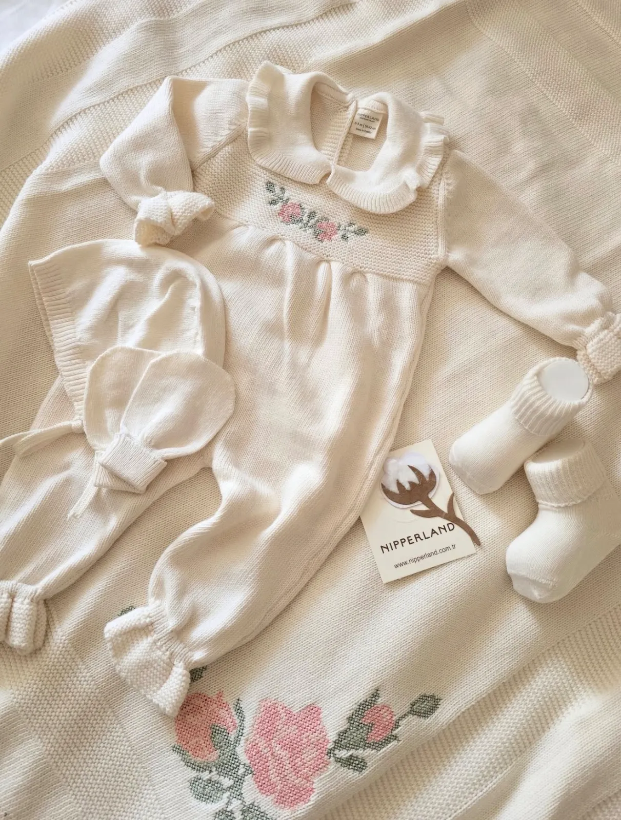Baby girl set, creamy with roses